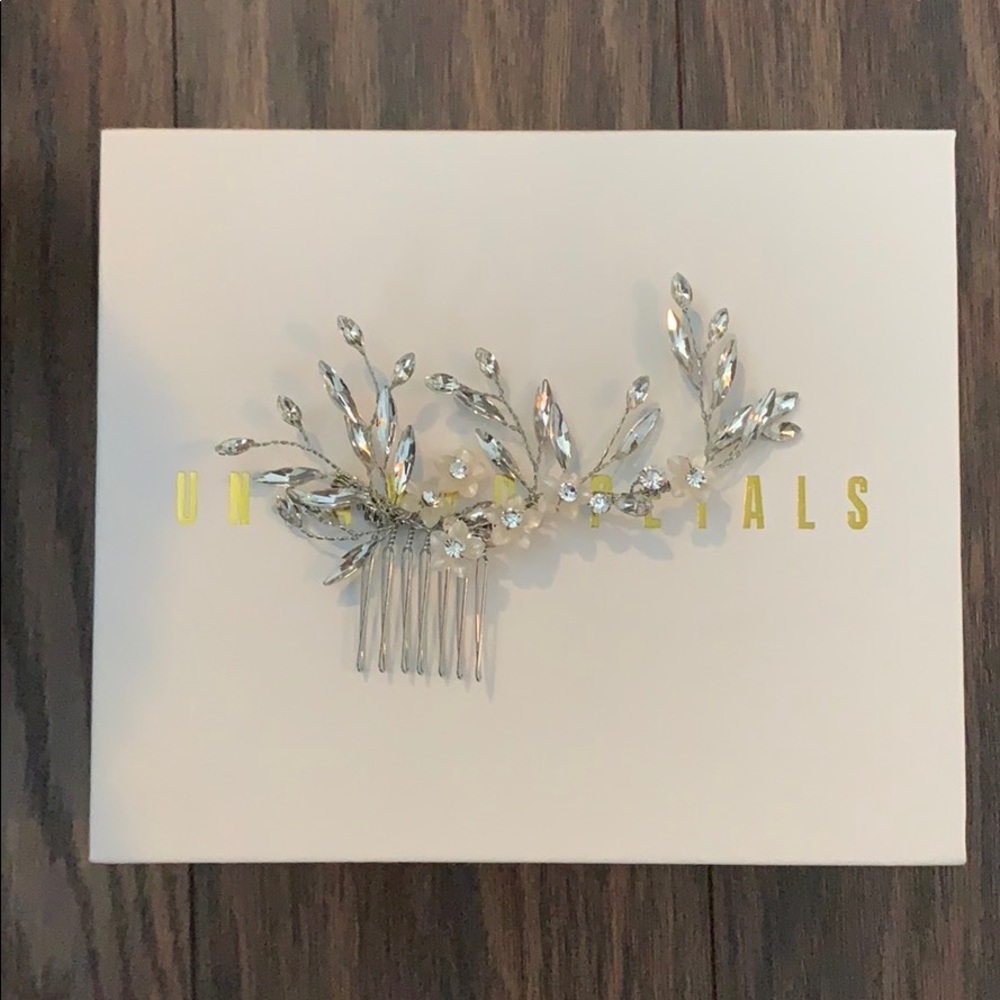 Untamed Petals Chloe Comb